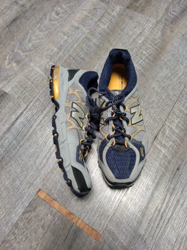 New Balance 810 Abzorb EX Tan running/sports Shoes Women All Terrain